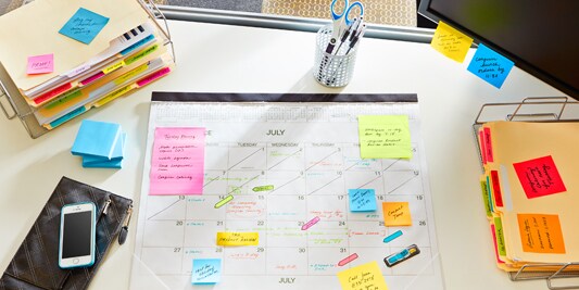 Büroorganisation und –planung mit Haftnotizen
